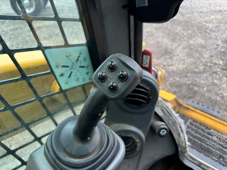 2015-caterpillar-259d-image-28