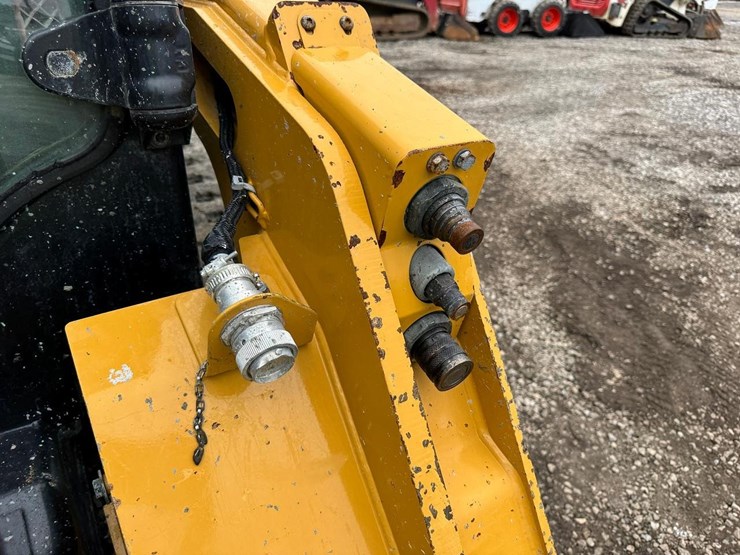 2023-caterpillar-259d3-image-12