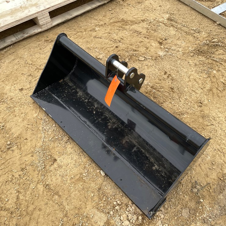 #2060 • New Mini 32" Bucket Attachment