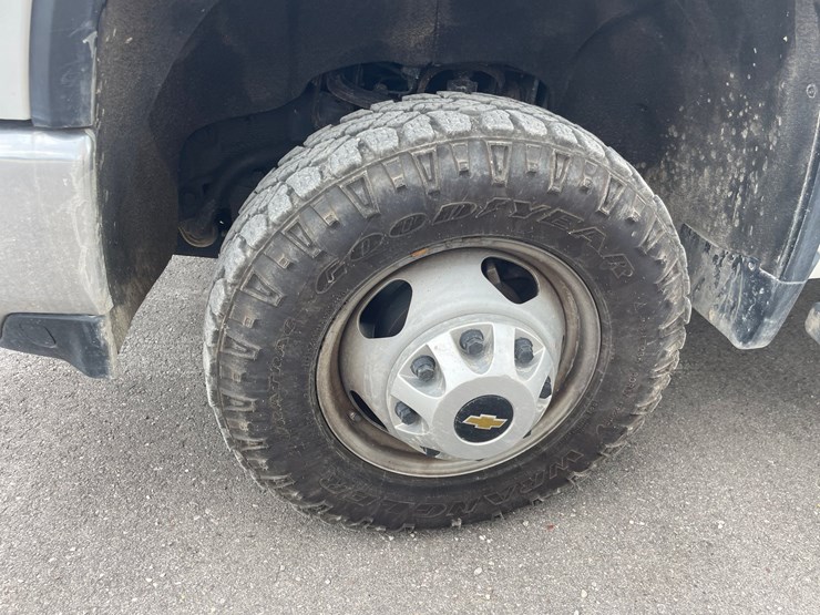 2021-chevrolet-3500-image-10