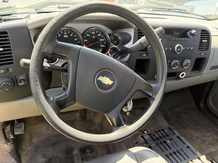 2011-chevrolet-silverado-2500-image-12