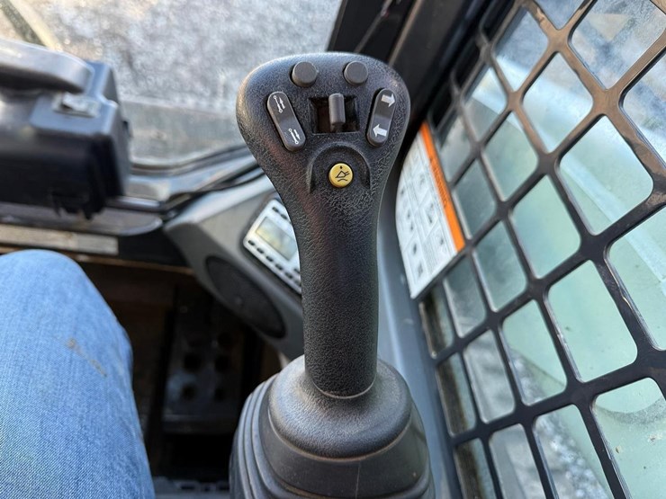 2019-bobcat-t740-image-21
