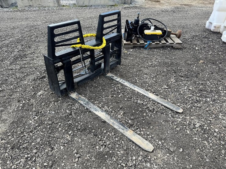 wildcat-48"-hydraulic-skid-steer-forks-with-walk-through-design*-see-details-image-3
