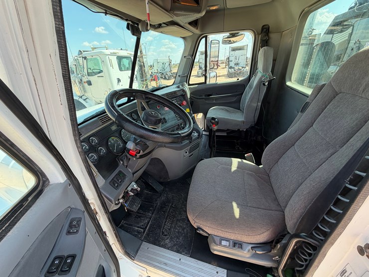 2006-freightliner-columbia-120-image-13