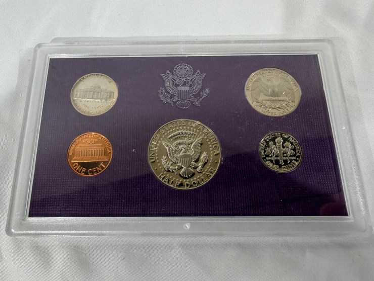 #40044-•-(10)-u.s.-mint-coinsets-from-1980's-image-35