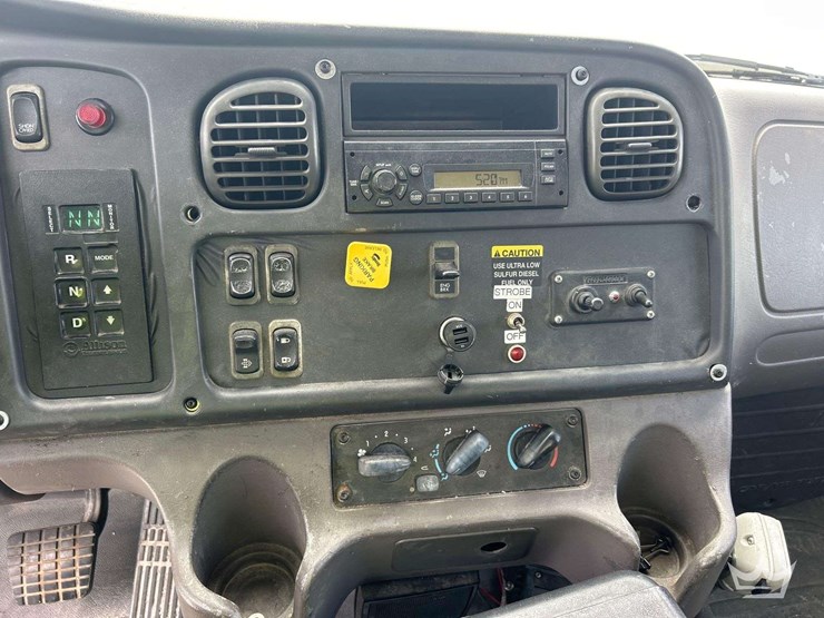 2009-freightliner-m2-106-image-26