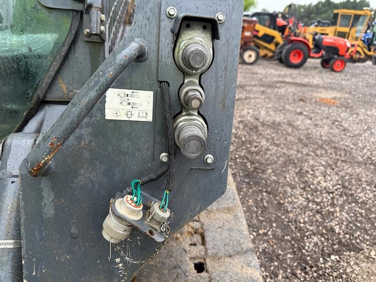 2018-deere-323e-image-11