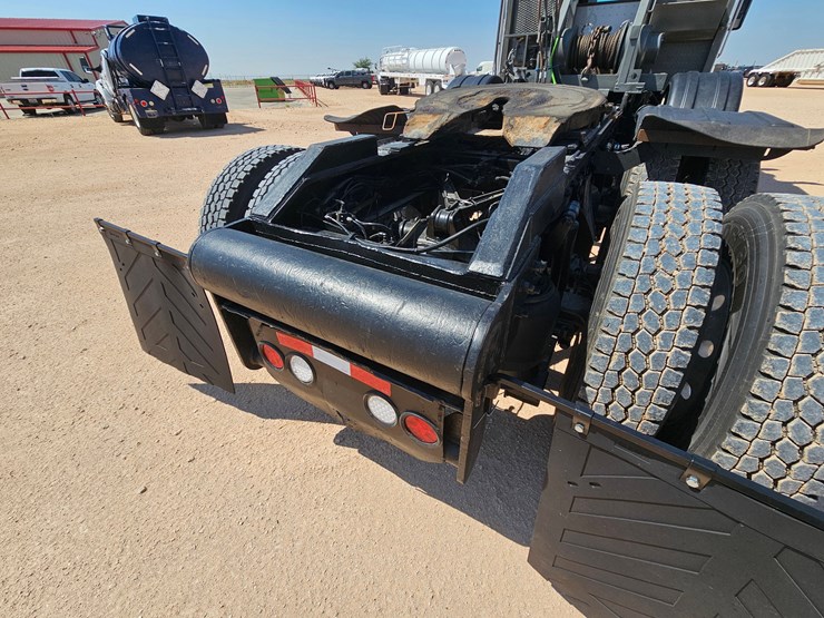 2022-kenworth-t880-image-8