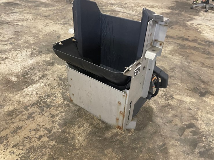 #4886-•-boss-vbx+-9000-poly-salt-spreader-image-15