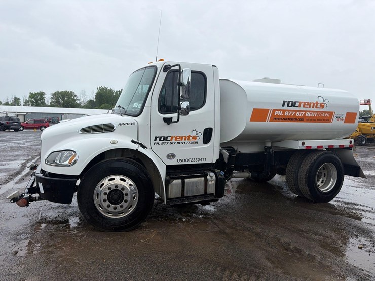 2015-freightliner-m2-106-image-1