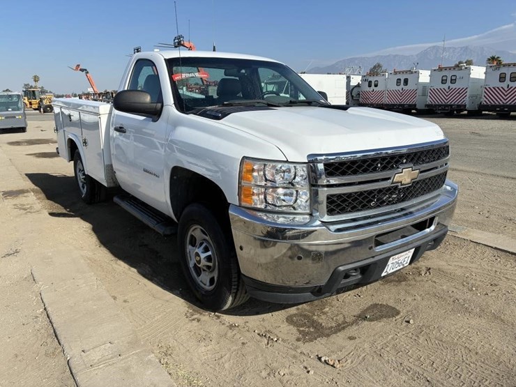 2011-chevrolet-silverado-2500-image-2