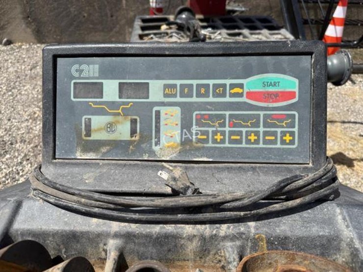 #63-•-cemb-c-211-tire-balancer-machine-image-4