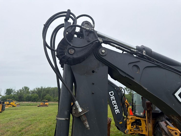 2021-john-deere-310-image-9
