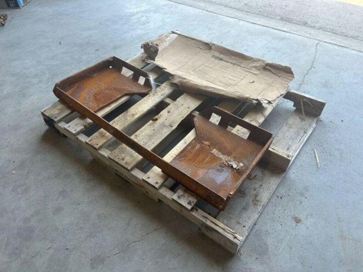 unused-q/c-skid-steer-mount-plate-image-1