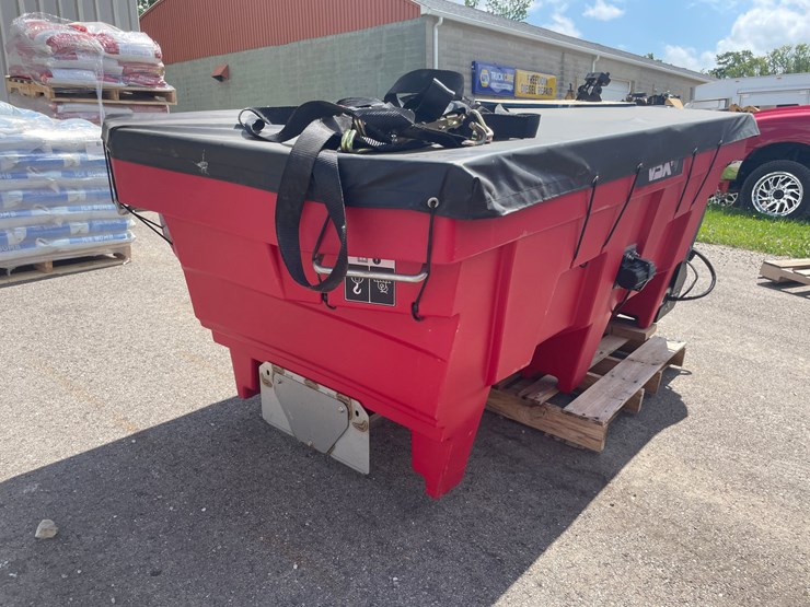 #4887-•-boss-vbx+-8000-poly-salt-spreader-image-4