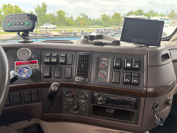 2012-volvo-vhd64-image-18