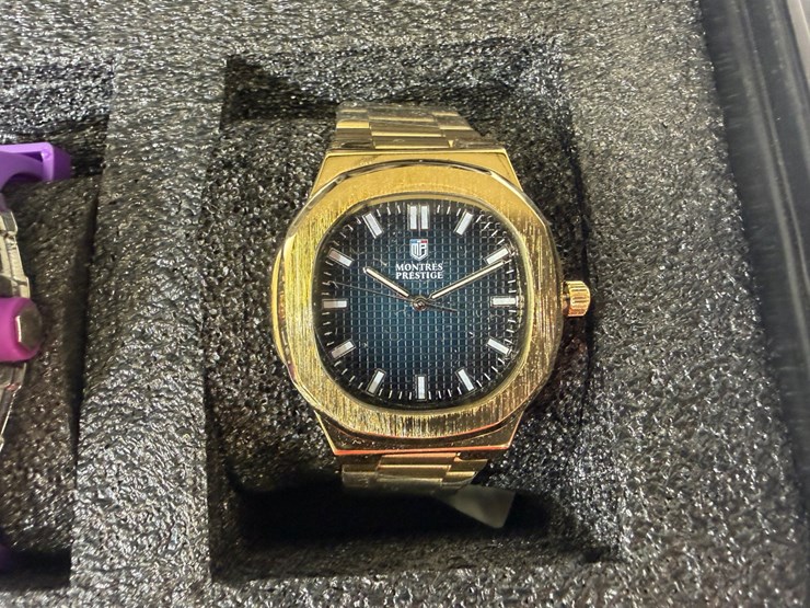 #84578-•-box-of-invicta-watches-image-11