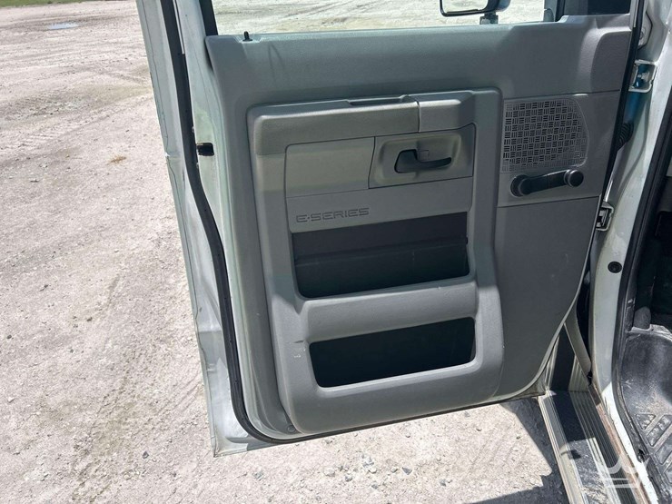 2015-ford-e450-image-14