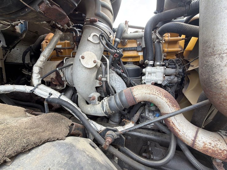 2015-caterpillar-ct660l-image-13