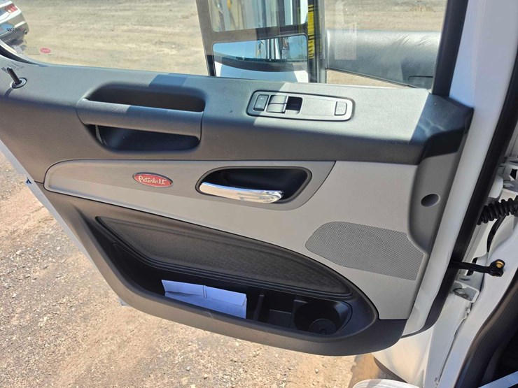 2025-peterbilt-567-image-28
