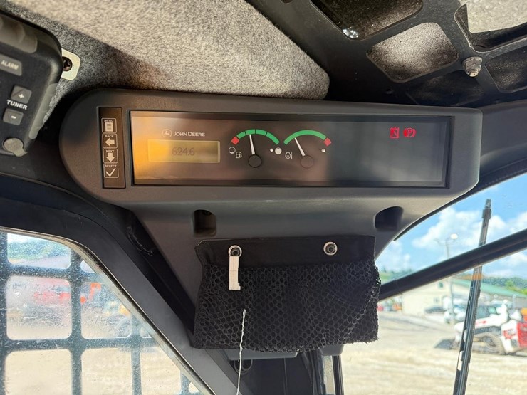2022-deere-317g-image-22