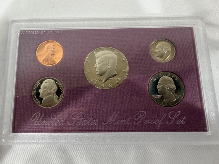 #40044-•-(10)-u.s.-mint-coinsets-from-1980's-image-42