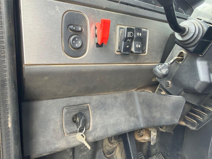 2015-caterpillar-ct660l-image-24