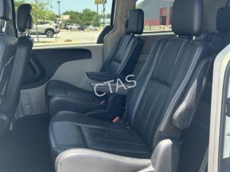 2014-chrysler-town-&-country-image-14