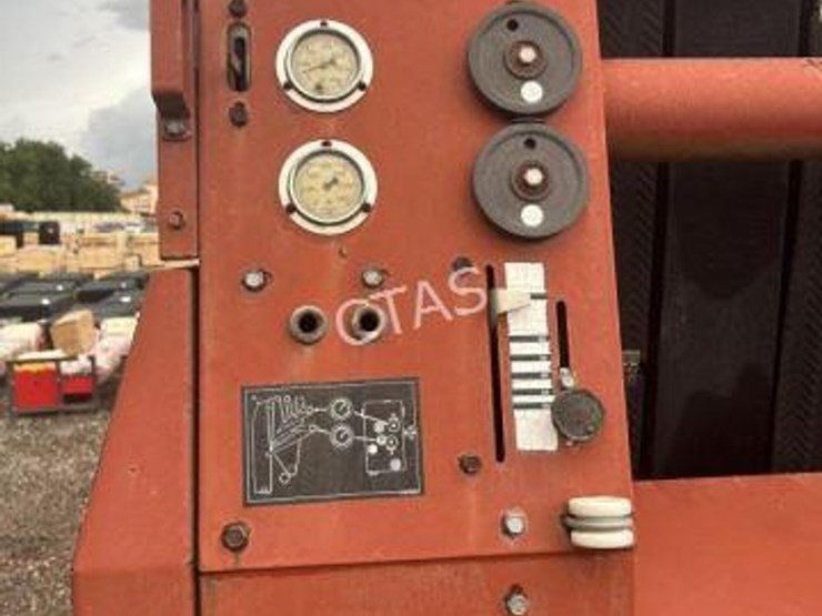 hesston-845-image-10