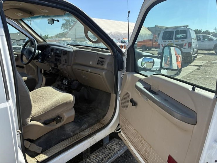 2002-ford-f550-image-29