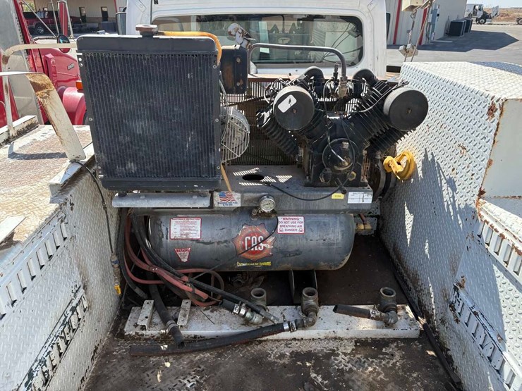 2012-freightliner-m2-106-image-4