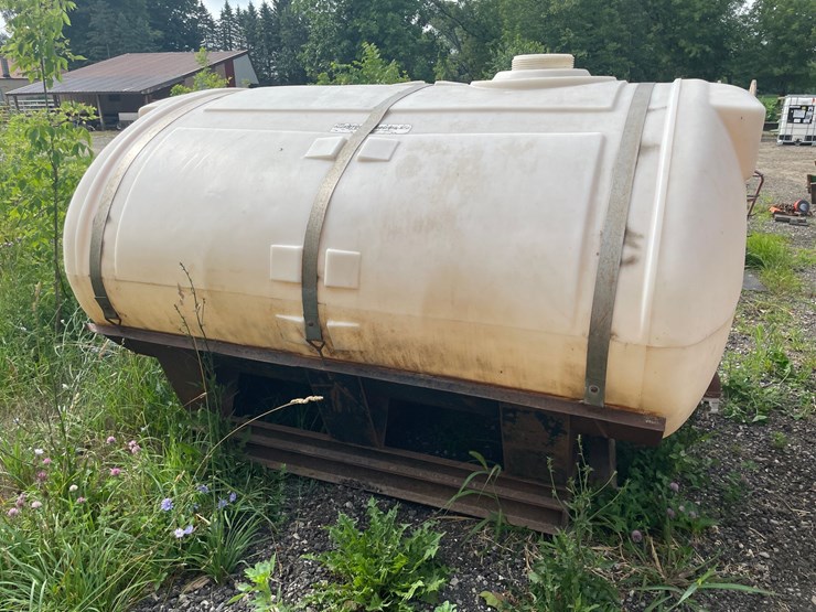 #8340-•-snyder-poly-tank-on-steel-frame-image-6