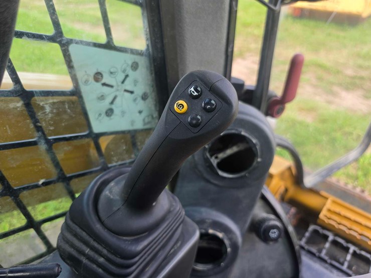 2021-caterpillar-299d3-image-21