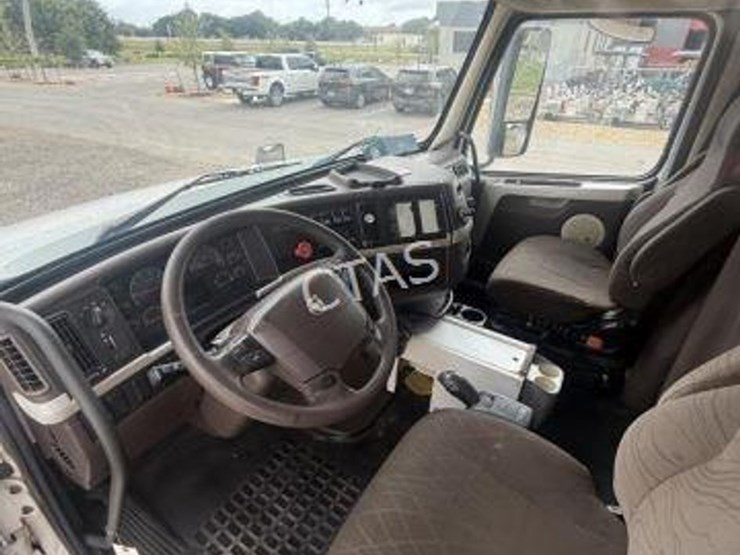 #14-•-2013-volvo-tractor-truck-730-model-image-14