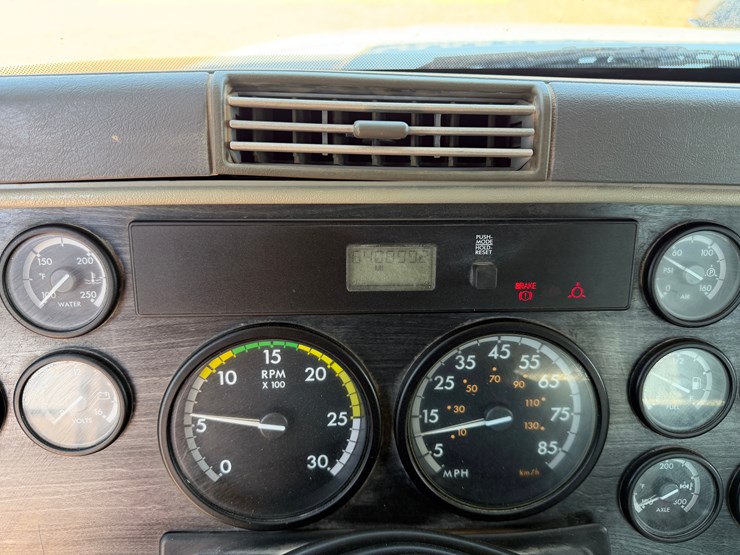 2006-freightliner-columbia-120-image-16