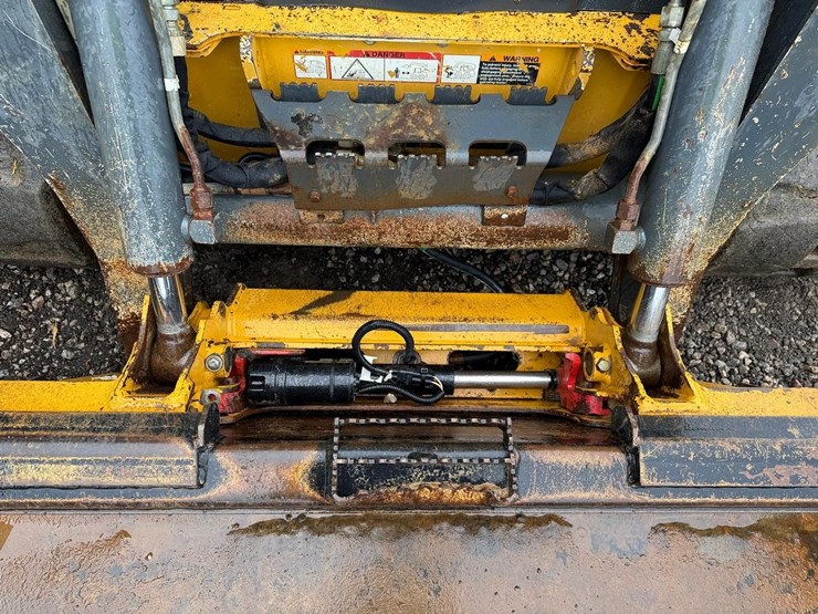 2018-deere-323e-image-10