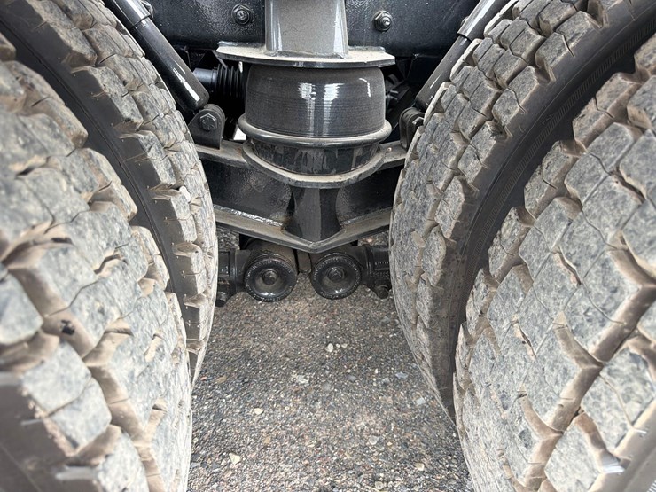 2025-kenworth-t880-image-9