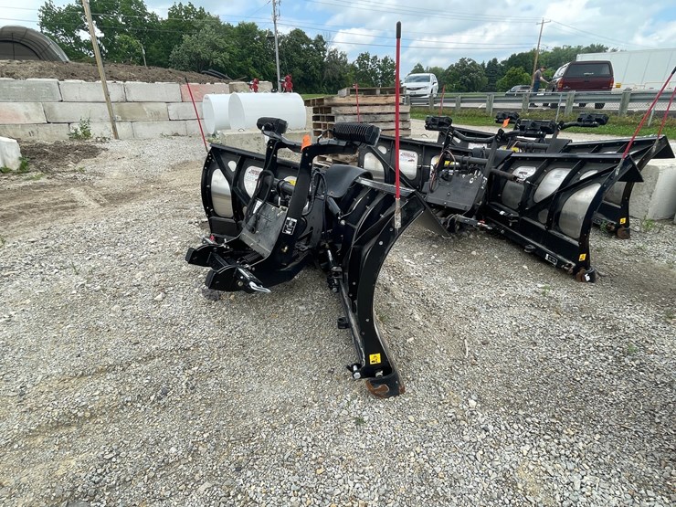 #4870-•-2025-boss-9'2"-stainless-dxt-v-plow-image-4