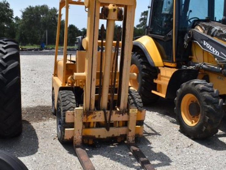 white-forklift-(not-running)-(serial-#-not-found)-(showing-appx-1,745-hours-image-2