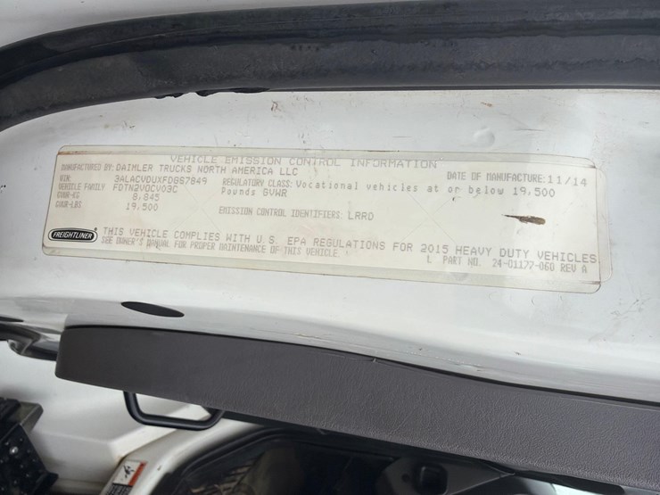 2015-freightliner-m2-106-image-28