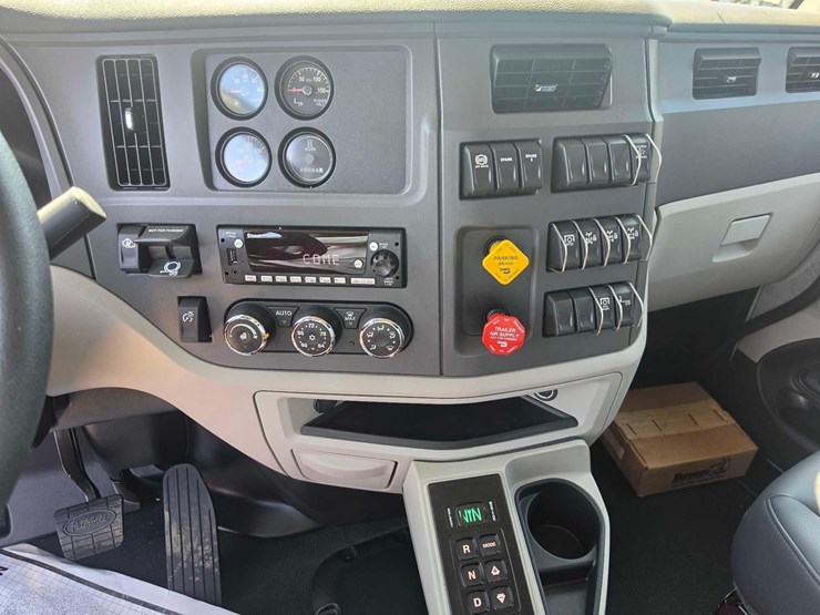 2025-peterbilt-567-image-24