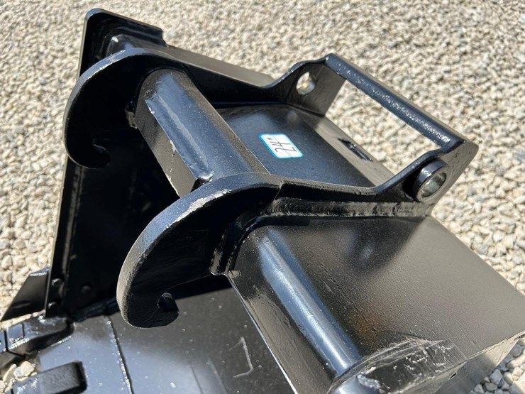 24"-x-change-bucket-for-a-bobcat-excavator-image-9