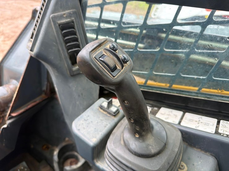 deere-326e-image-18