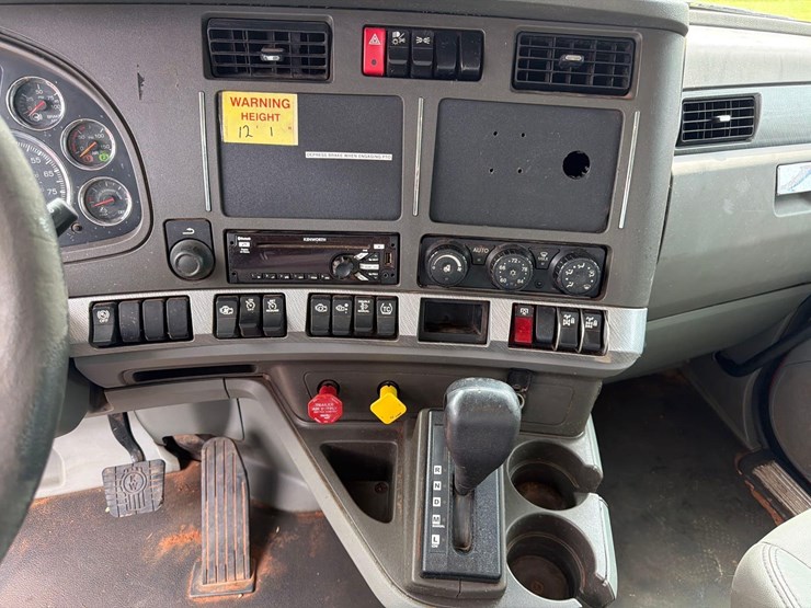 2016-kenworth-t880-image-21