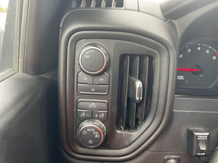 2021-chevrolet-3500-image-43
