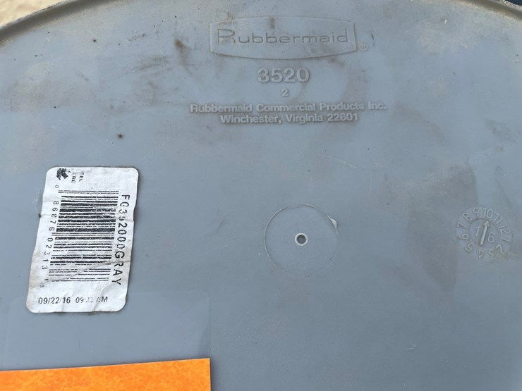 #3409-•-(2)-flush-wall-rubbermaid-recycling-bins-image-5
