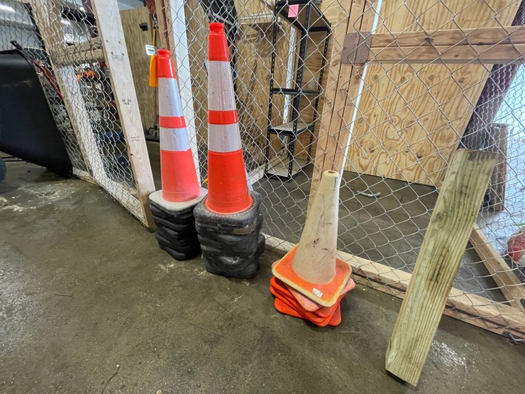 #7941-•-(21)-hi-vis-traffic-cones-image-1