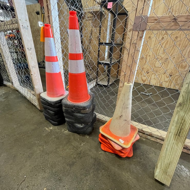 #7941 • (21) Hi-Vis Traffic Cones