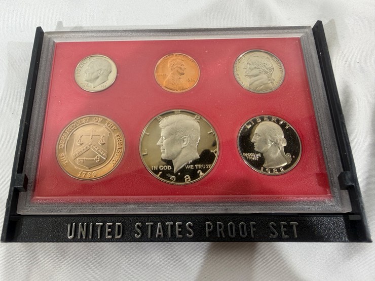#40044-•-(10)-u.s.-mint-coinsets-from-1980's-image-17