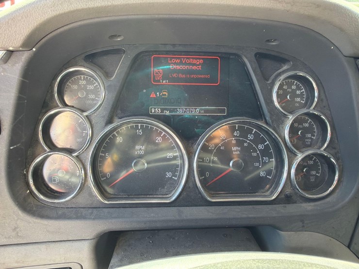 2017-peterbilt-567-image-23